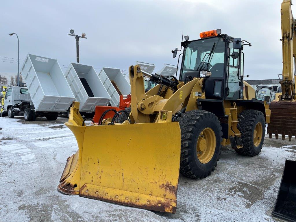 平成27年　CAT　910K　1.3㎥　ワンタッチ式スノウプラウ・スノースパイクタイヤ・バックモニター付