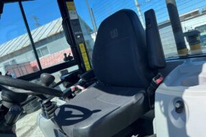 サムネイル: 平成27年　CAT　910K　ワンタッチ式スノウプラウ　ノーマルバケット・バックカメラ付　★全塗装済！