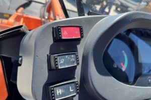 サムネイル: 令和1年　日立　ZW80S-5B　0.9㎥　ダブルヒーター仕様・スノースパイクタイヤ（車検令和7年9月）