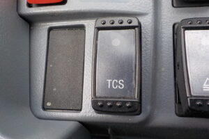 サムネイル: 令和7年　日立　ホイールローダー　ZW100-6　★1.3立米★スノースパイク★使用時間約35HR★車検令和9年1月★
