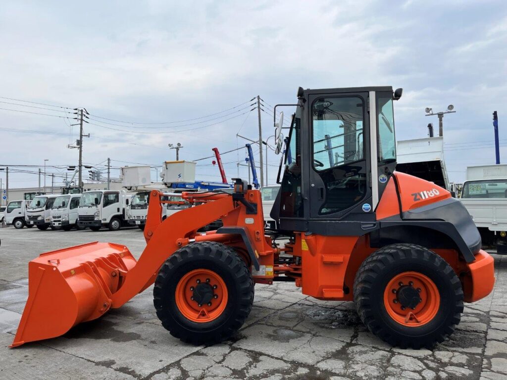 平成24年　日立　ZW80　0.9㎥　スノースパイクタイヤ装着車（車検令和8年9月）