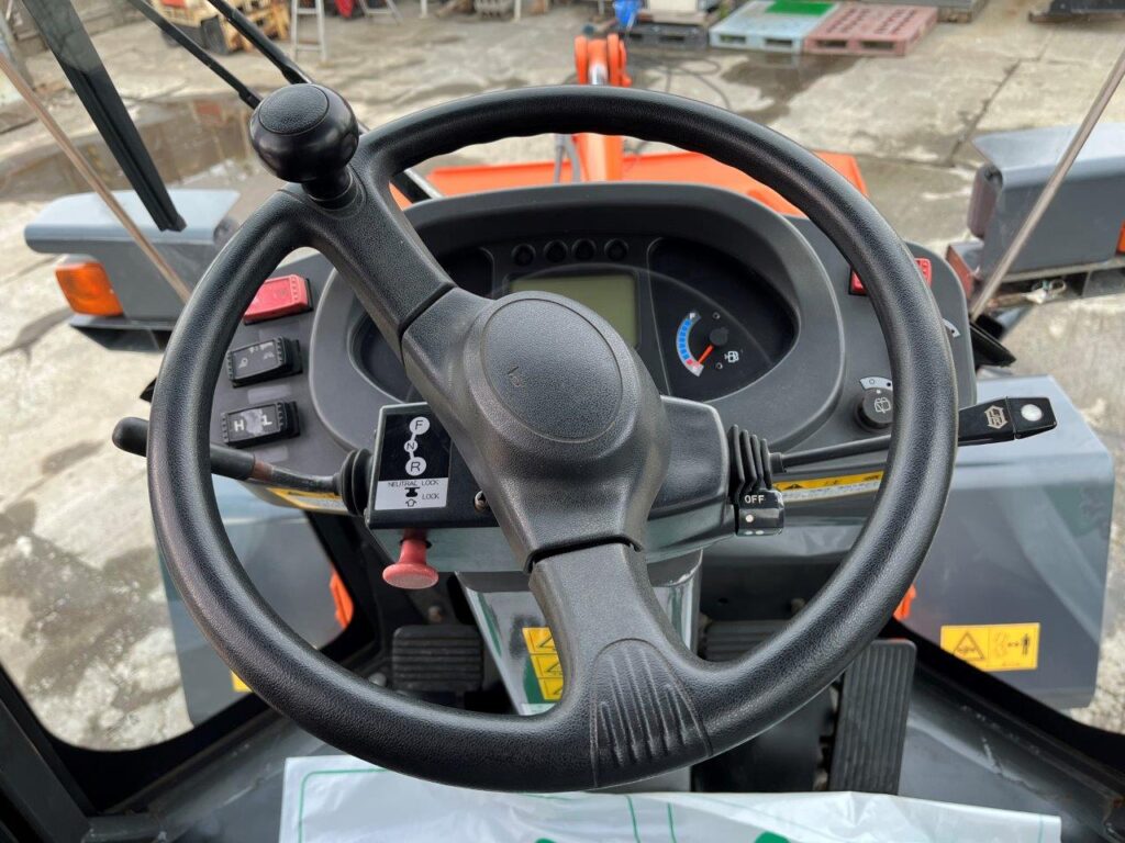 平成24年　日立　ZW80　0.9㎥　スノースパイクタイヤ装着車（車検令和8年9月）