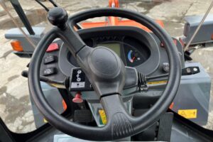 サムネイル: 平成24年　日立　ZW80　0.9㎥　スノースパイクタイヤ装着車（車検令和8年9月）