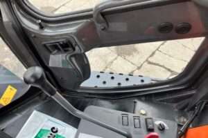 サムネイル: 平成24年　日立　ZW80　0.9㎥　スノースパイクタイヤ装着車（車検令和8年9月）
