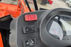 サムネイル: 平成24年　日立　ZW80　0.9㎥　スノースパイクタイヤ装着車（車検令和8年9月）