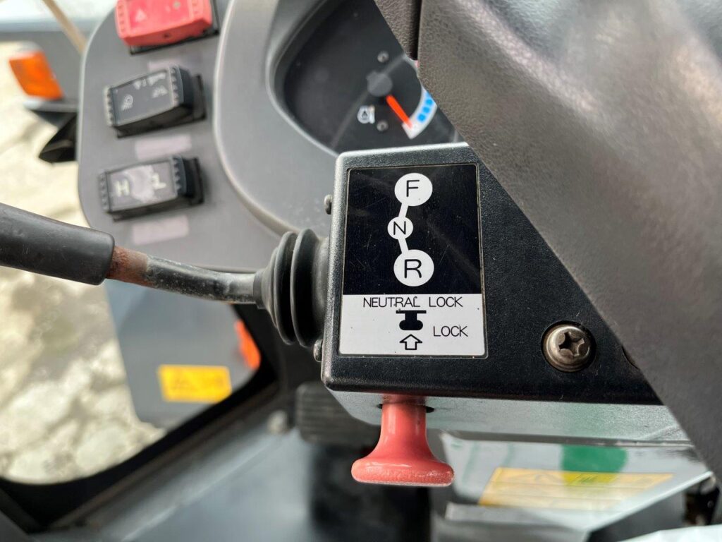 平成24年　日立　ZW80　0.9㎥　スノースパイクタイヤ装着車（車検令和8年9月）
