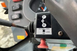 サムネイル: 平成24年　日立　ZW80　0.9㎥　スノースパイクタイヤ装着車（車検令和8年9月）