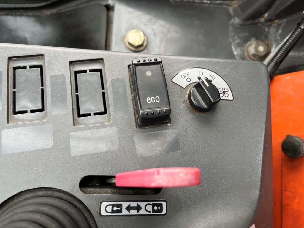 平成24年　日立　ZW80　0.9㎥　スノースパイクタイヤ装着車（車検令和8年9月）