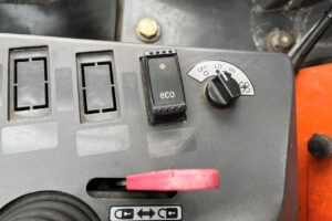 サムネイル: 平成24年　日立　ZW80　0.9㎥　スノースパイクタイヤ装着車（車検令和8年9月）
