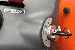 サムネイル: 平成24年　日立　ZW80　0.9㎥　スノースパイクタイヤ装着車（車検令和8年9月）
