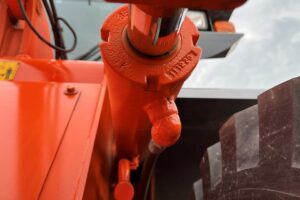 サムネイル: 平成24年　日立　ZW80　0.9㎥　スノースパイクタイヤ装着車（車検令和8年9月）