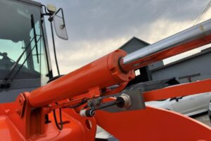 サムネイル: 平成24年　日立　ZW80　0.9㎥　スノースパイクタイヤ装着車（車検令和8年9月）