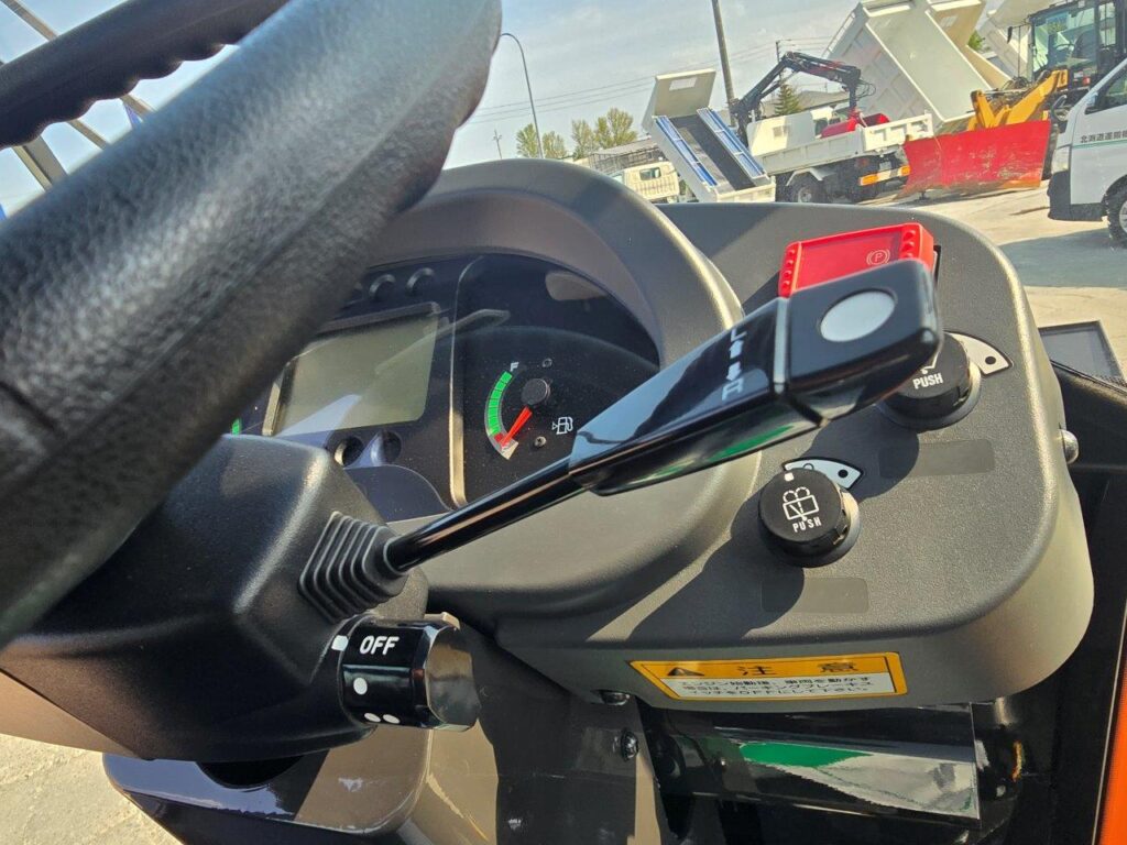 令和6年　日立　ZW80S-5B　0.9㎥　ダブルヒーター仕様・スノースパイクタイヤ★使用時間105時間！★（車検令和8年11月）