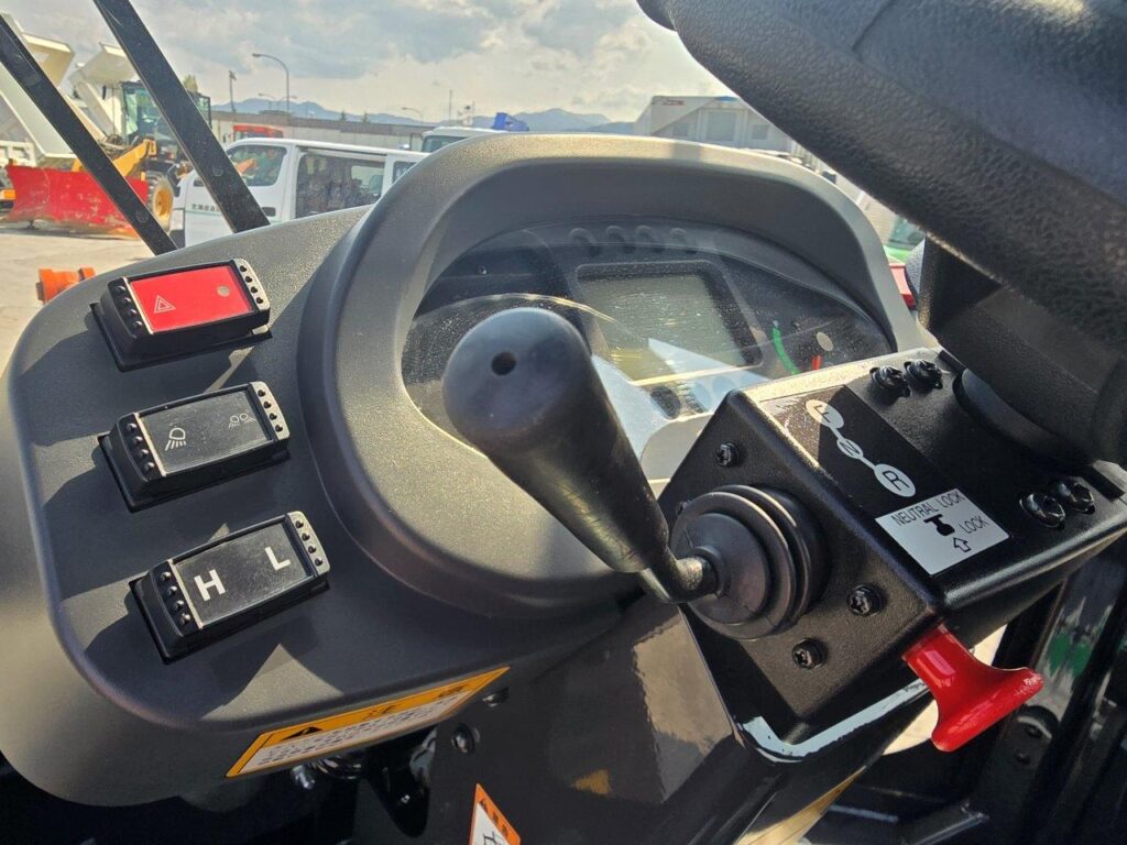 令和6年　日立　ZW80S-5B　0.9㎥　ダブルヒーター仕様・スノースパイクタイヤ★使用時間105時間！★（車検令和8年11月）