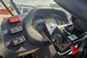 サムネイル: 令和6年　日立　ZW80S-5B　0.9㎥　ダブルヒーター仕様・スノースパイクタイヤ★使用時間105時間！★（車検令和8年11月）