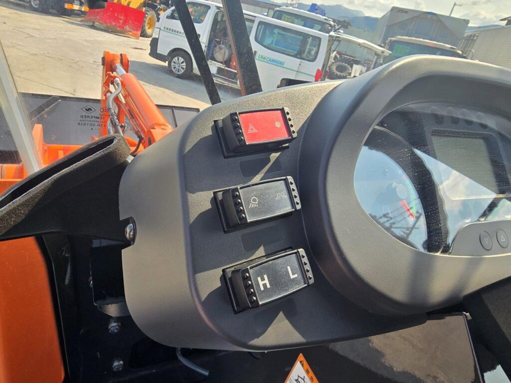 令和6年　日立　ZW80S-5B　0.9㎥　ダブルヒーター仕様・スノースパイクタイヤ★使用時間105時間！★（車検令和8年11月）