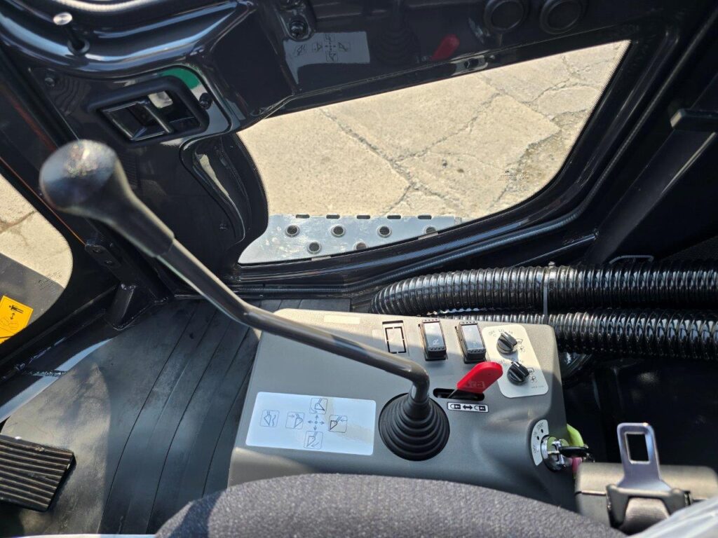令和6年　日立　ZW80S-5B　0.9㎥　ダブルヒーター仕様・スノースパイクタイヤ★使用時間105時間！★（車検令和8年11月）