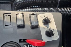 サムネイル: 令和6年　日立　ZW80S-5B　0.9㎥　ダブルヒーター仕様・スノースパイクタイヤ★使用時間105時間！★（車検令和8年11月）