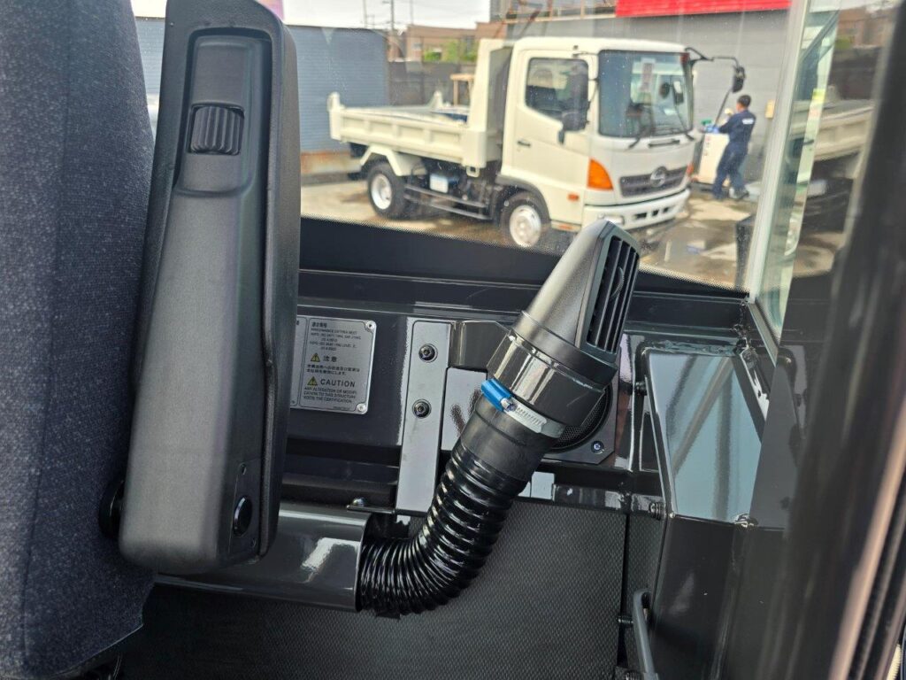 令和6年　日立　ZW80S-5B　0.9㎥　ダブルヒーター仕様・スノースパイクタイヤ★使用時間105時間！★（車検令和8年11月）