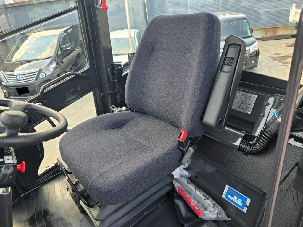 令和6年　日立　ZW80S-5B　0.9㎥　ダブルヒーター仕様・スノースパイクタイヤ★使用時間105時間！★（車検令和8年11月）