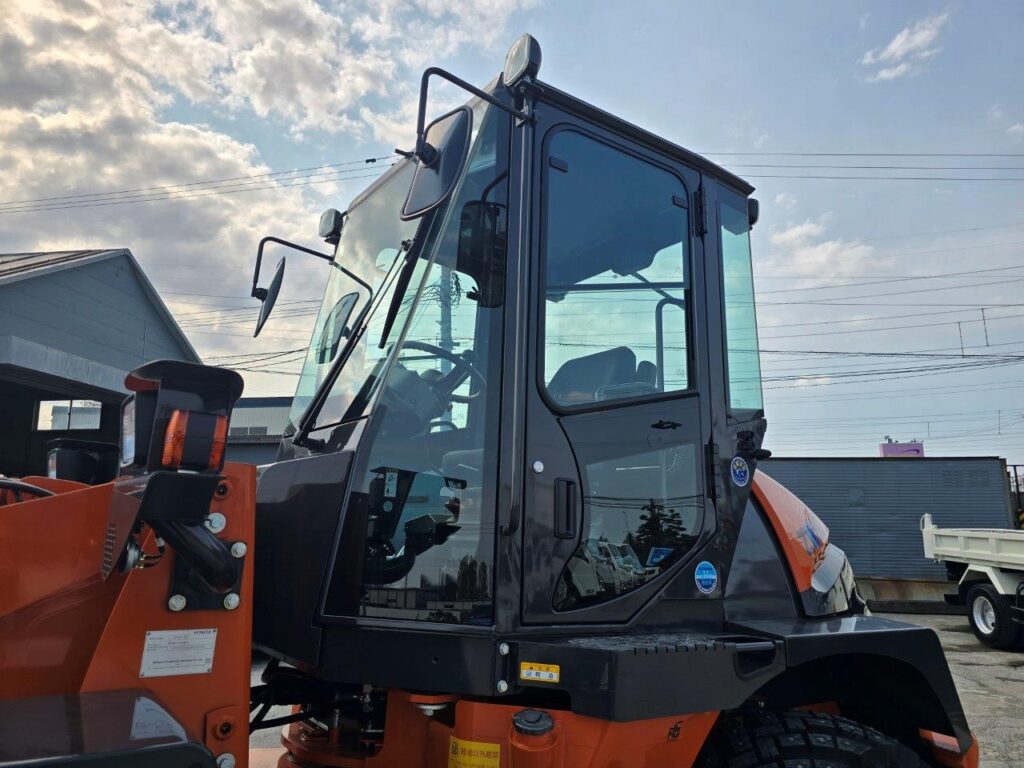 令和6年　日立　ZW80S-5B　0.9㎥　ダブルヒーター仕様・スノースパイクタイヤ★使用時間105時間！★（車検令和8年11月）
