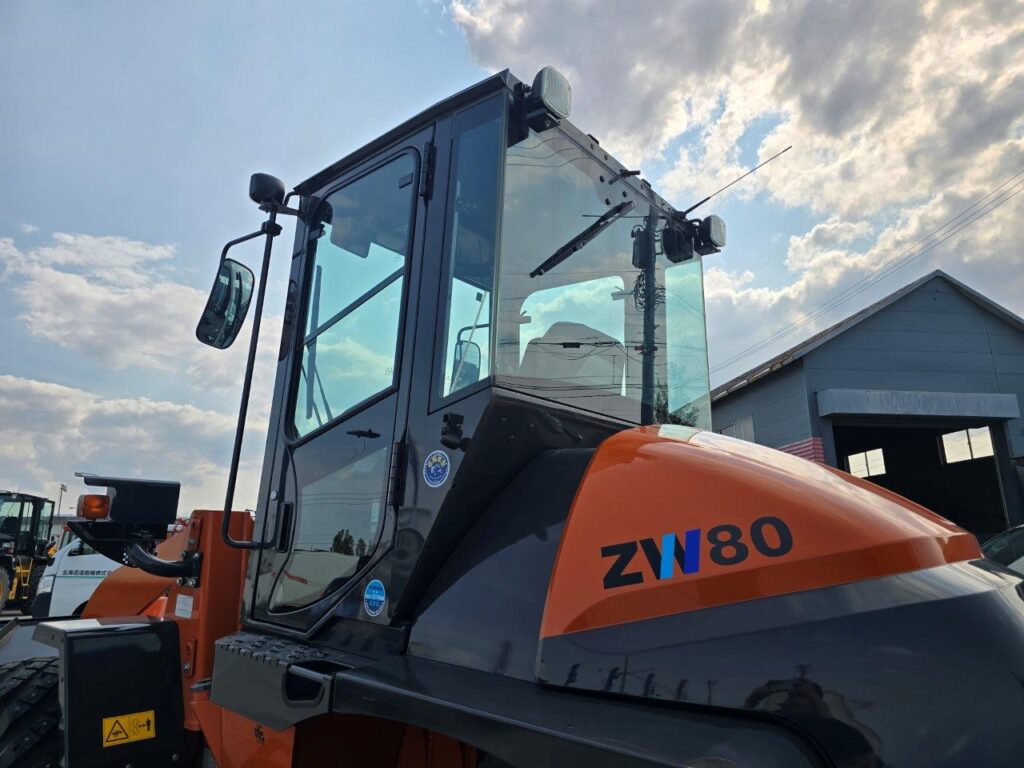 令和6年　日立　ZW80S-5B　0.9㎥　ダブルヒーター仕様・スノースパイクタイヤ★使用時間105時間！★（車検令和8年11月）