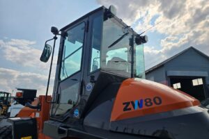 サムネイル: 令和6年　日立　ZW80S-5B　0.9㎥　ダブルヒーター仕様・スノースパイクタイヤ★使用時間105時間！★（車検令和8年11月）