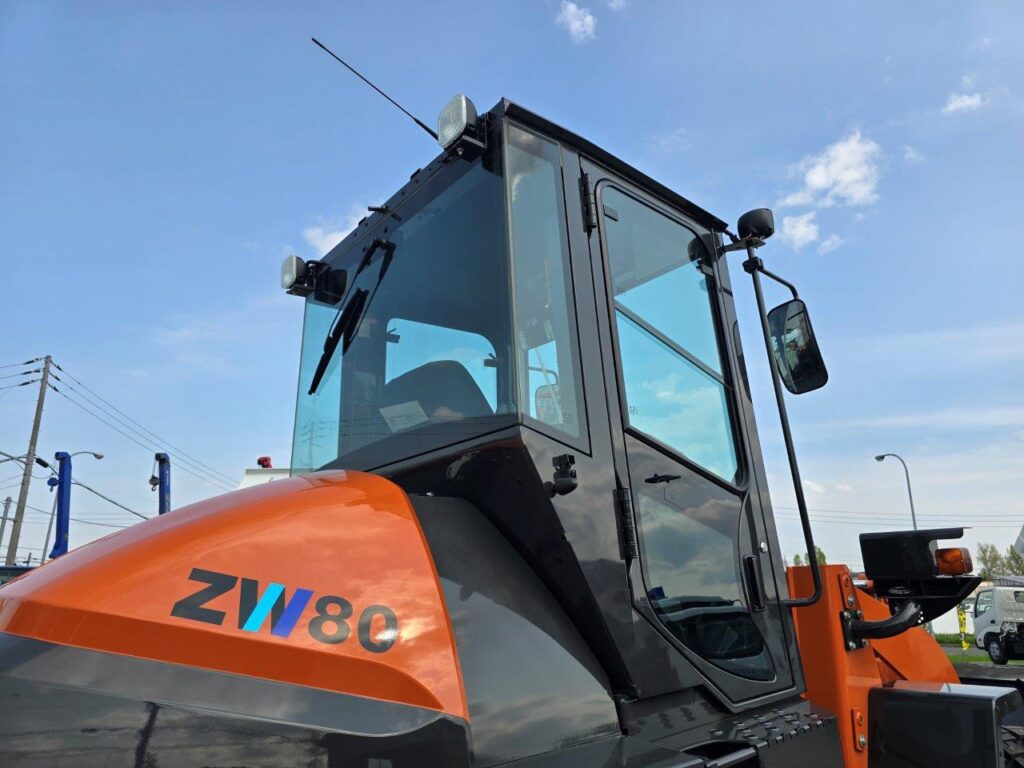 令和6年　日立　ZW80S-5B　0.9㎥　ダブルヒーター仕様・スノースパイクタイヤ★使用時間105時間！★（車検令和8年11月）