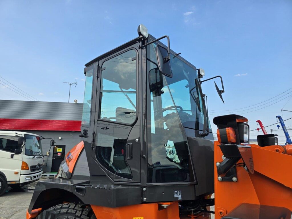 令和6年　日立　ZW80S-5B　0.9㎥　ダブルヒーター仕様・スノースパイクタイヤ★使用時間105時間！★（車検令和8年11月）