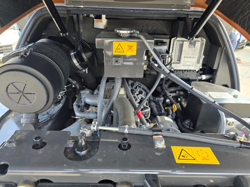 令和6年　日立　ZW80S-5B　0.9㎥　ダブルヒーター仕様・スノースパイクタイヤ★使用時間105時間！★（車検令和8年11月）