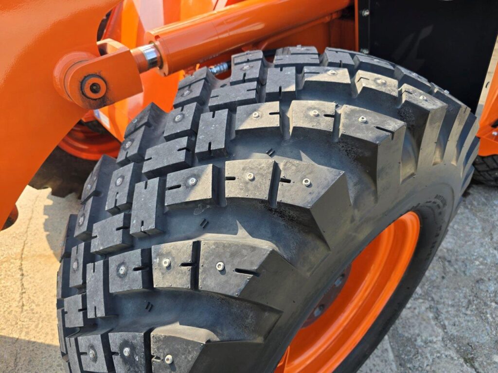 令和6年　日立　ZW80S-5B　0.9㎥　ダブルヒーター仕様・スノースパイクタイヤ★使用時間105時間！★（車検令和8年11月）