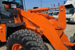 サムネイル: 令和6年　日立　ZW80S-5B　0.9㎥　ダブルヒーター仕様・スノースパイクタイヤ★使用時間105時間！★（車検令和8年11月）