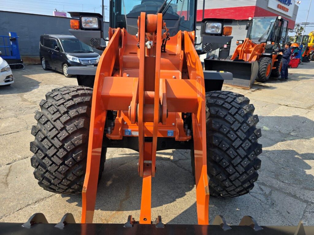 令和6年　日立　ZW80S-5B　0.9㎥　ダブルヒーター仕様・スノースパイクタイヤ★使用時間105時間！★（車検令和8年11月）