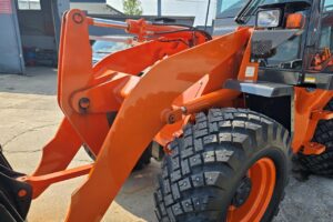 サムネイル: 令和6年　日立　ZW80S-5B　0.9㎥　ダブルヒーター仕様・スノースパイクタイヤ★使用時間105時間！★（車検令和8年11月）