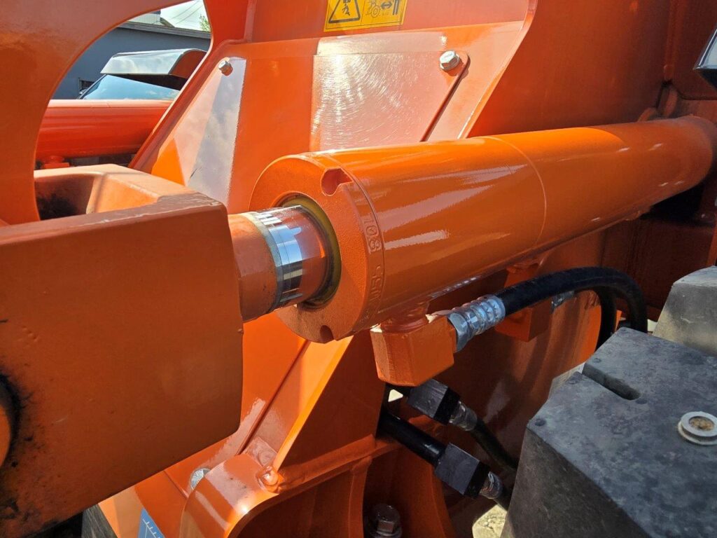 令和6年　日立　ZW80S-5B　0.9㎥　ダブルヒーター仕様・スノースパイクタイヤ★使用時間105時間！★（車検令和8年11月）