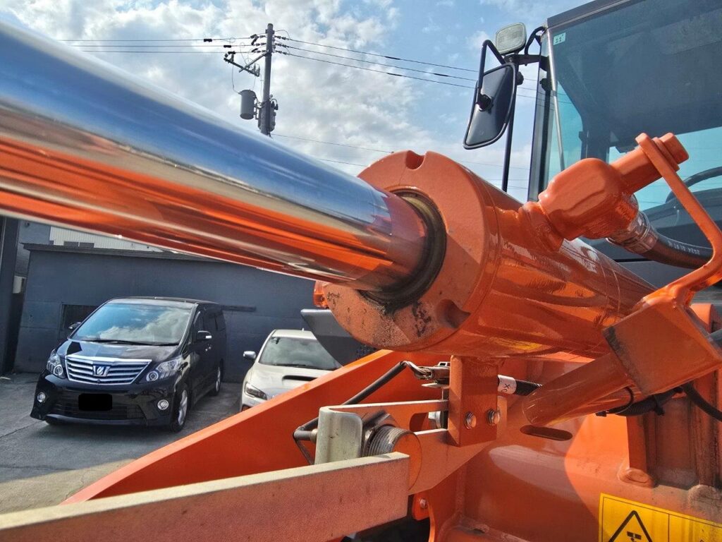 令和6年　日立　ZW80S-5B　0.9㎥　ダブルヒーター仕様・スノースパイクタイヤ★使用時間105時間！★（車検令和8年11月）