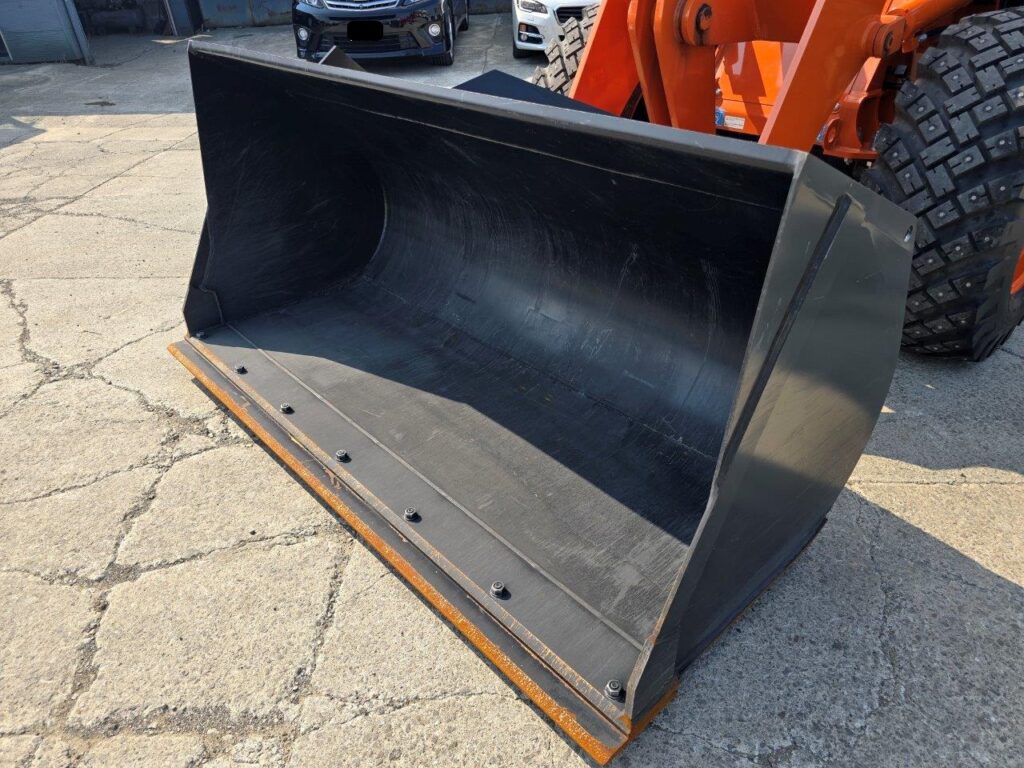 令和6年　日立　ZW80S-5B　0.9㎥　ダブルヒーター仕様・スノースパイクタイヤ★使用時間105時間！★（車検令和8年11月）
