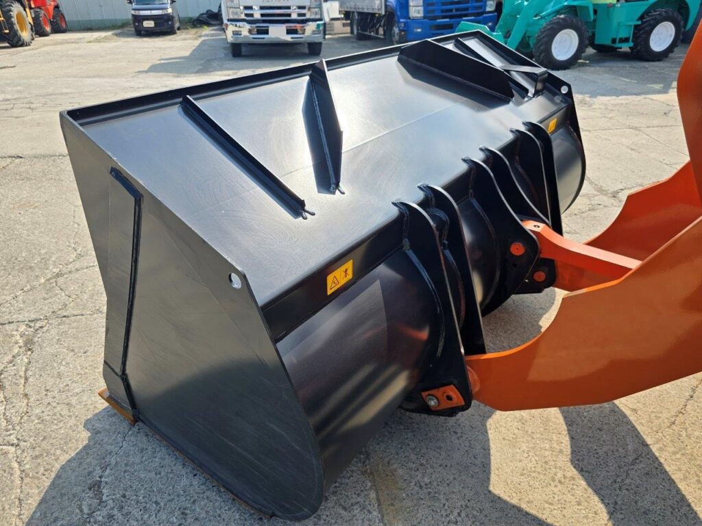 令和6年　日立　ZW80S-5B　0.9㎥　ダブルヒーター仕様・スノースパイクタイヤ★使用時間105時間！★（車検令和8年11月）