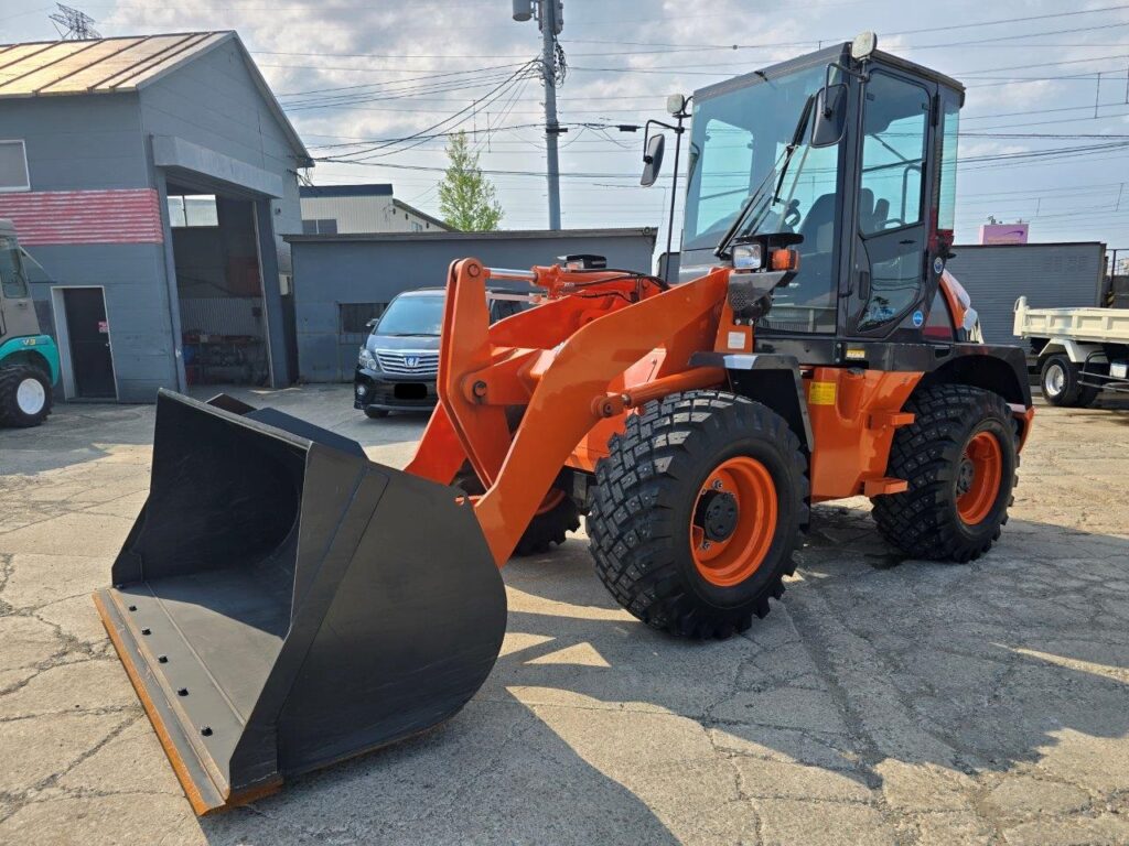 令和6年　日立　ZW80S-5B　0.9㎥　ダブルヒーター仕様・スノースパイクタイヤ★使用時間105時間！★（車検令和8年11月）