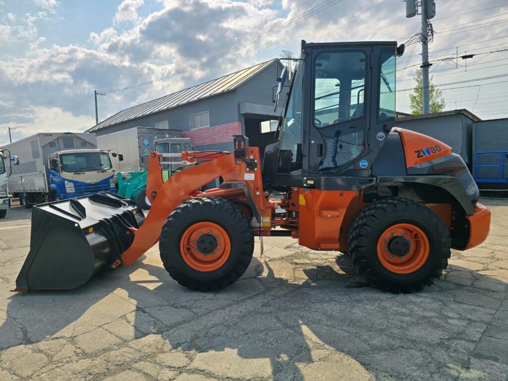 令和6年　日立　ZW80S-5B　0.9㎥　ダブルヒーター仕様・スノースパイクタイヤ★使用時間105時間！★（車検令和8年11月）