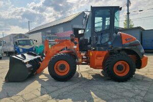サムネイル: 令和6年　日立　ZW80S-5B　0.9㎥　ダブルヒーター仕様・スノースパイクタイヤ★使用時間105時間！★（車検令和8年11月）