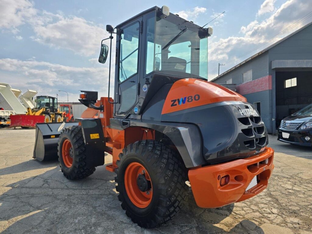 令和6年　日立　ZW80S-5B　0.9㎥　ダブルヒーター仕様・スノースパイクタイヤ★使用時間105時間！★（車検令和8年11月）