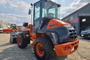 サムネイル: 令和6年　日立　ZW80S-5B　0.9㎥　ダブルヒーター仕様・スノースパイクタイヤ★使用時間105時間！★（車検令和8年11月）