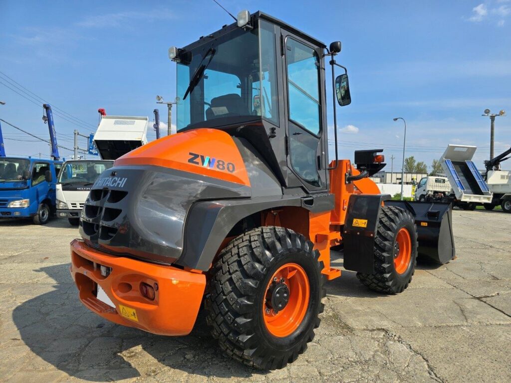 令和6年　日立　ZW80S-5B　0.9㎥　ダブルヒーター仕様・スノースパイクタイヤ★使用時間105時間！★（車検令和8年11月）