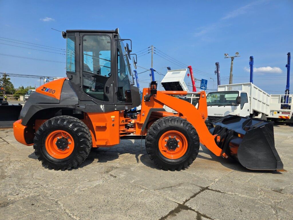 令和6年　日立　ZW80S-5B　0.9㎥　ダブルヒーター仕様・スノースパイクタイヤ★使用時間105時間！★（車検令和8年11月）