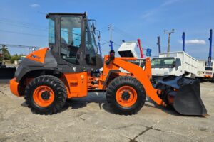 サムネイル: 令和6年　日立　ZW80S-5B　0.9㎥　ダブルヒーター仕様・スノースパイクタイヤ★使用時間105時間！★（車検令和8年11月）