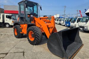 サムネイル: 令和6年　日立　ZW80S-5B　0.9㎥　ダブルヒーター仕様・スノースパイクタイヤ★使用時間105時間！★（車検令和8年11月）