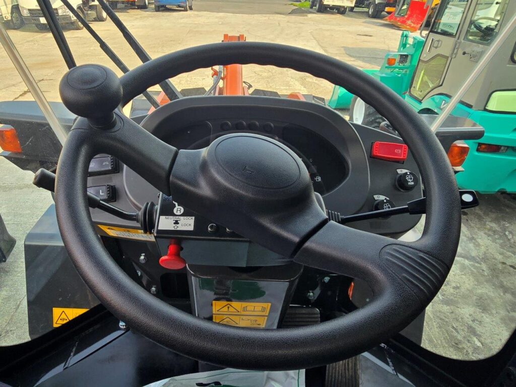 令和6年　日立　ZW80S-5B　0.9㎥　ダブルヒーター仕様・スノースパイクタイヤ★使用時間105時間！★（車検令和8年11月）
