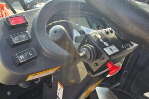 サムネイル: 平成6年　日立　ZW80S-5B　0.9㎥　ダブルヒーター仕様・スノースパイクタイヤ★使用時間143時間！★（車検令和8年11月）