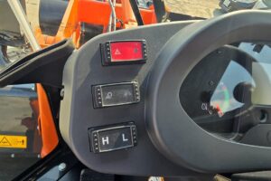 サムネイル: 平成6年　日立　ZW80S-5B　0.9㎥　ダブルヒーター仕様・スノースパイクタイヤ★使用時間143時間！★（車検令和8年11月）